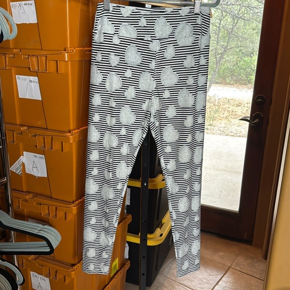 NEW Lularoe OS One Size Black White Stripe w/ Gray Heart Leggings Size  2-10 - Picture 1 of 5